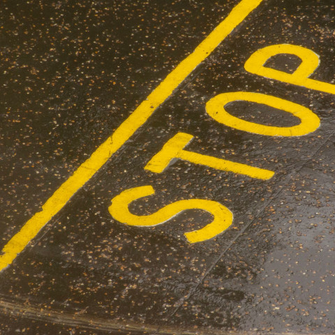 Stopteken op asfalt