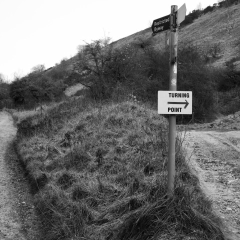 Splitsend pad met wegwijzers 'turning point' en 'restricted byway'. Keuze tussen schuld en schaamte.